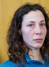 Česká turistka Pavlína Pížová, která měsíc po tragické smrti partnera čekala na záchranu v opuštěné horské chatě v novozélandských horách, na tiskové konferenci v Queenstownu