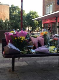 Květiny poblíž místa tragického útoku na dva Poláky v anglickém Harlow