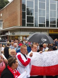 Tichý protest proti vraždě Poláka Arkadiusze Jozwika v britském Harlow