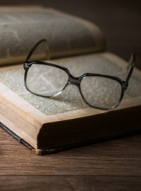 Brýle, kniha a mobil (ilustrační foto)
