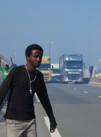 Migranti v Calais se dál snaží dostat do nákladních aut směřujících do Británie