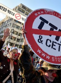 Tisíce lidí v Bruselu demonstrovaly proti uzavření obchodních dohod CETA a TTIP (snímek z 20. září)