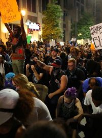 V ulicích Charlotte lidé demonstrují proti policejnímu násilí