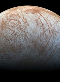 Pod ledem na šestém Jupiterově měsíci Europa je možná voda