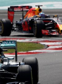 Lewis Hamilton před Ricciardem dlouho vedl, 15 kol před koncem mu ale vzplál motor