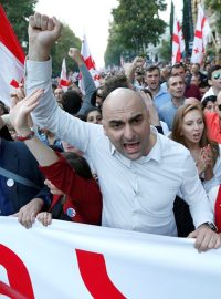 Lidé se v gruzínském Tbilisi účastní předvolebního shromáždění opoziční Sjednocené národní strany