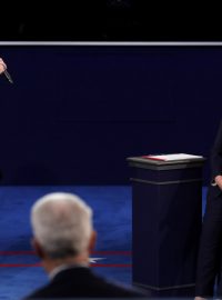 Hillary Clintonová s Donaldem Trumpem při debatě v St. Louis