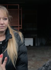 Mladá herečka a dokumentaristka Petra Nesvačilová se ve svém posledním filmu rozhodla zachytit policistku Helenu Káhnovou (vlevo)