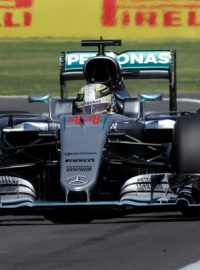 Lewis Hamilton vyhrál Velkou cenu Mexika a stále živí šanci na titul