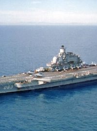 Letadlová loď Admirál Kuzněcov míří k syrským břehům