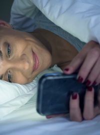 Chytrý telefon před spaním raději odložte, radí odborníci (ilustrační foto)