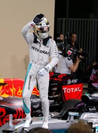 V Abú Zabí odstartuje z pole position britský pilot Lewis Hamilton