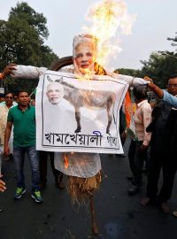 Lidé při protestech proti stažení některých bankovek v indické Kolkatě pálí podobiznu premiéra Módího