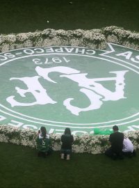 Lidé se na stadionu Chapecoense rozloučili s fotbalisty, kteří zahynuli při leteckém neštěstí v roce 2016.