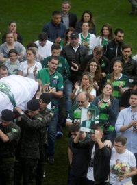 Lidé se na stadionu Chapecoense rozloučili s fotbalisty, kteří zahynuli při leteckém neštěstí