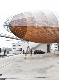 Vzducholoď Gulliver na střeše uměleckého centra DOX