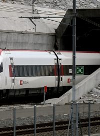 Vlak vyjíždí z Gotthardského tunelu
