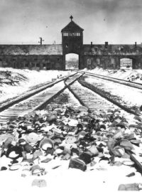 Vlakové koleje uvnitř tábora a hlavní brána nazývaná &quot;Brána Smrti&quot;. Foto: Stanisław Mucha, 1945
