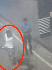 Žena zatčená kvůli vraždě Kim Čong-nama na záznamu bezpečnostní kamery.