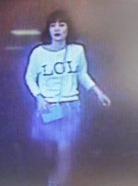 Žena podezřelá z vraždy Kim Čong-nama na záznamu bezpečnostní kamery.