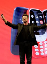 Ředitel společnosti Nokia-HMD představuje model 3310 na kongresu v Barceloně