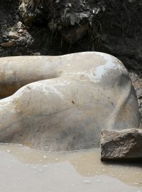Archeologové našli v Egyptě část obrovské sochy. Věří, že jde o faraona Ramsesse II.