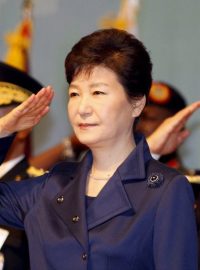 Pak Kun-hje je první demokraticky zvolenou prezidentkou Jižní Koreje, která musí z úřadu odejít.