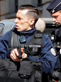 Francouzská policie před pobočkou Mezinárodního měnového fondu