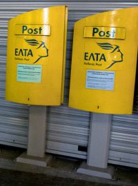 Osm balíčků s výbušninou objevila řecká policie na poštovní třídírně na severu Atén.