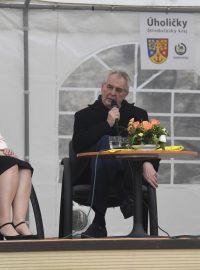 Prezident Miloš Zeman na návštěvě Středočeského kraje. Vlevo je středočeská hejtmanka Jaroslava Pokorná Jermanová (ANO) a vpravo starostka Úholiček Terezie Kořínková.