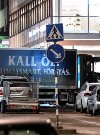 Útočník vjel kamionem do budovy obchodního centra Åhlens na nákupní třídě Drottninggatan ve čtvrti Norrmalm