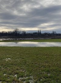 Povodně z konce roku poškodily pole a louky