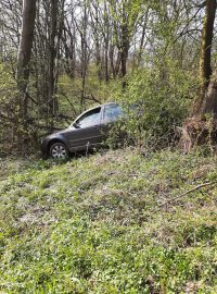Vůz po divoké honičce s policií skončil v křoví u řeky Lučiny