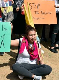 Demonstrace proti tureckému vpádu na sever Sýrie