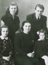 Příběh Evy Žárské-Lukášové, Ilse Reiner-Eichnerové a jejich rodin