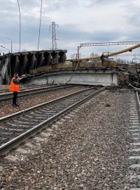 Most spadl na železniční trať vedoucí do Běloruska