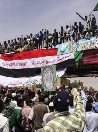Demonstranti se scházejí v hlavním městě Súdánu v Chartúmu