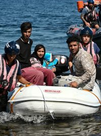 Běženci u řeckého ostrova Lesbos