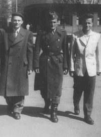 Druhý zleva Vladimír Hradec, Milan Paumer v uniformě, Josef Mašín