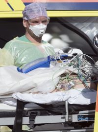 Pacient z italského Bergama byl dopraven do nemocnice v německém Lipsku