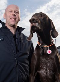 Orlickoústecký kynolog David Hynek se svým psem Darrenem po návratu ze zemětřesením zasaženého Turecka