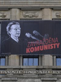 Na budově Právnické fakulty Univerzity Karlovy v Praze visí plakát s portrétem Milady Horákové a nápisem Zavražděna komunisty