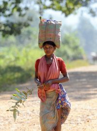 Obyvatelka Indie z oblasti Dantewada, kde se pohybují nakšalité