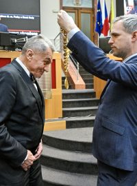 Bývalý primátor za Piráty Zdeněk Hřib (vpravo) předává primátorský řetěz nově zvolenému primátorovi Bohuslavu Svobodovi (ODS)