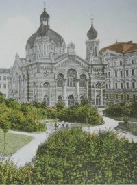 Olomoucká židovská synagoga na dobové pohlednici z roku 1900