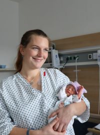Anežka Školová, která ve zlínské nemocnici absolvovala unikátní dvojoperaci – implantaci kardiostimulátoru a následný porod císařským řezem (se synem Františkem)