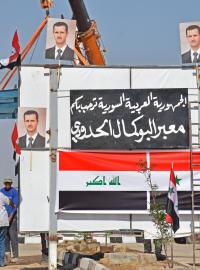 Portréty Bašára Asada na hranici mezi Sýrií a Irákem