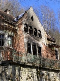 K vyhořelé vile se majitel nehlásí