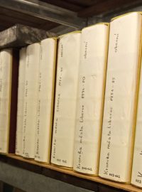 Státní okresní archiv v Liberci spravuje podle archiváře Petra Kolína asi 6 300 metrů archiválií