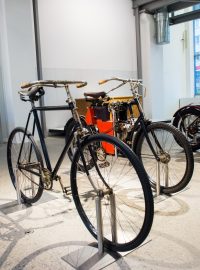 Jízdní kolo a jedna z prvních motorek Laurin a Klement ve stálé expozici Muzea Škoda Auto
